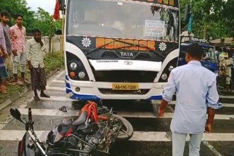ৰঙিয়াত উদিয়ানাত দ্ৰুতবেগী বাছে খুন্দিয়ালে বাইক আৰোহীক ৰঙিয়াত উদিয়ানাত দ্ৰুতবেগী বাছে খুন্দিয়ালে বাইক আৰোহীক