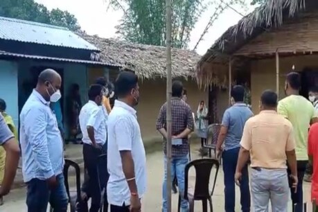 সোণাৰিত কোভিডমুক্ত হৈ হাস্পতালৰ পৰা ঘৰলৈ ওভতা মহিলাক বলাৎকাৰ, কথমপি ৰক্ষা পৰিল মহিলাগৰাকীৰ কন্যা সোণাৰিত কোভিডমুক্ত হৈ হাস্পতালৰ পৰা ঘৰলৈ ওভতা মহিলাক বলাৎকাৰ, কথমপি ৰক্ষা পৰিল মহিলাগৰাকীৰ কন্যা