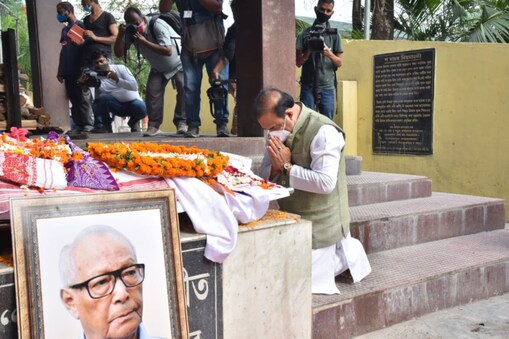 নৱগ্ৰহ শ্মশানত হোমেন বৰগোহাঞিলৈ শেষ শ্ৰদ্ধাঞ্জলি জনাই ৰাজ্যৰ মুখ্যমন্ত্ৰী ড০ হিমন্ত বিশ্ব শৰ্মাই। 