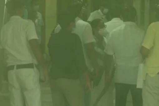 নাৰদ ষ্টিং অপাৰেচন গোচৰত গ্ৰেপ্তাৰ TMC মন্ত্ৰী ফিৰহাদ হাকিম আৰু সুব্ৰত মুখাৰ্জীক। লগতে গ্ৰেপ্তাৰ TMC বিধায়ক মদন মিত্ৰ  আৰু কলকাতাৰ প্ৰাক্তন মেয়ৰ শোভন চেটাৰ্জী।