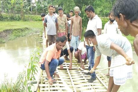 পকী দলং হ'ব, এতিয়া বাঁহৰ দলঙেই উদ্বোধন কৰিলে বিজেপিৰ নতুন বিধায়কে। পকী দলং হ'ব, এতিয়া বাঁহৰ দলঙেই উদ্বোধন কৰিলে বিজেপিৰ নতুন বিধায়কে।