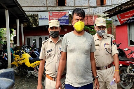 Crime : মহানগৰ আৰক্ষীৰ জালত গাড়ী চুৰিৰ বৃহৎ চক্ৰ। বিলাসী বাহন চুৰিৰ গোচৰত ৭ জনক গ্ৰেপ্তাৰ। Crime : মহানগৰ আৰক্ষীৰ জালত গাড়ী চুৰিৰ বৃহৎ চক্ৰ। বিলাসী বাহন চুৰিৰ গোচৰত ৭ জনক গ্ৰেপ্তাৰ।