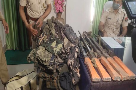 Arms Seized: দৰঙৰ বাঘমাৰী চৰত বৃহৎ পৰিমাণৰ অস্ত্ৰ-শস্ত্ৰ, সামৰিক পোছাক জব্দ। দুজনক গ্ৰেপ্তাৰ কৰি আৰক্ষীয়ে চলাইছে তদন্ত। Arms Seized: দৰঙৰ বাঘমাৰী চৰত বৃহৎ পৰিমাণৰ অস্ত্ৰ-শস্ত্ৰ, সামৰিক পোছাক জব্দ। দুজনক গ্ৰেপ্তাৰ কৰি আৰক্ষীয়ে চলাইছে তদন্ত।