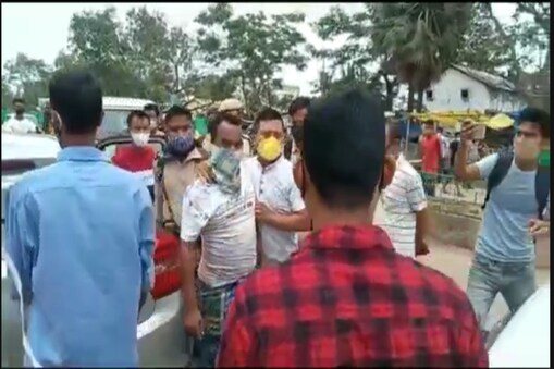 ডবকা-ডিফু বাইপাছত আটক এলবাৰ্ট টকবি, পৰম তেৰং, ৰাইকোম বে আৰু চাৰিম বে। আজি আটক ডবকাৰ ছাহাব উদ্দিন।