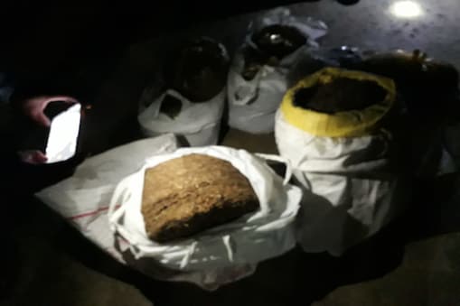 বঙাইগাঁৱত নিশা আৰক্ষীৰ অভিযান ৷ জিলাখনৰ উপ আৰক্ষী অধীক্ষক অমৃতৰাজ চৌধুৰীৰ নেতৃত্বত আৰক্ষীয়ে অভিযান চলাই জেল্কাঝাৰৰ বনমালি সৰকাৰ নামৰ লোক এজনৰ ঘৰৰ পৰা ২৫ কেজি গাঞ্জা জব্দ কৰে ৷