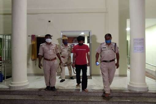 হোজাইত গ্ৰেপ্তাৰ কৰা হৈছে  প্ৰসেনজিত নন্দীৰ হত্যাকাৰীক। কৃষ্ণনগৰ অঞ্চলৰ পৰা হোজাই আৰক্ষীয়ে নিশা গ্ৰেপ্তাৰ কৰিছে ডেৰ বছৰে  পলাতক হৈ থকা চটু ওৰফে সুৰজ সেন নামৰ হত্যাকাৰীটোক।