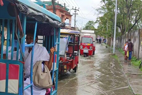 এফালে ক'ৰোনাৰ আতংক, আনফালে বানত ককবকাইছে ৰাইজে। পানীত একাকাৰ বাট-পথ, নলা-নৰ্দমা... এফালে ক'ৰোনাৰ আতংক, আনফালে বানত ককবকাইছে ৰাইজে। পানীত একাকাৰ বাট-পথ, নলা-নৰ্দমা...