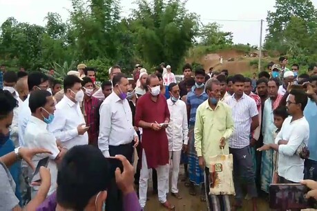 বেদখলকাৰীৰ পক্ষত তিনি বিধায়ক–প্ৰাক্তন সাংসদ, সংৰক্ষিত বনাঞ্চলত চলোৱা উচ্ছেদক অবৈধ–অমানৱীয় আখ্যা বেদখলকাৰীৰ পক্ষত তিনি বিধায়ক–প্ৰাক্তন সাংসদ, সংৰক্ষিত বনাঞ্চলত চলোৱা উচ্ছেদক অবৈধ–অমানৱীয় আখ্যা