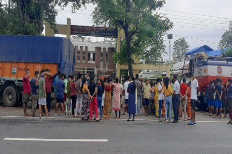 Tense Over Vaccination in Bokakhat : বোকাখাতত কোভিড ভেকচিন প্ৰদানক লৈ উত্তপ্ত পৰিস্থিতি । আৰক্ষী থানা, মহকুমাধিপতি কাৰ্যালয় ঘেৰাও।