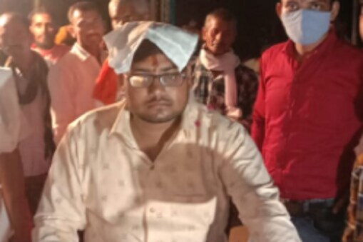 উত্তৰ প্ৰদেশৰ আউৰিয়া জিলাত, দৰাজনে হিন্দী বাতৰি কাকত পঢ়িব নোৱাৰিলে, যাৰ ফলত তেওঁৰ বিয়া ভাঙিছে। কেৱল সেয়াই নহয়, দৰাৰ পক্ষৰ বিৰুদ্ধে অভিযোগো দাখিল কৰিছে।