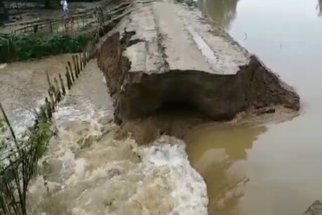 Flood Havoc : গহপুৰত বানৰ সংহাৰী ৰূপ, ছিঙিছে ইটোৰ পিছত সিটো মথাউৰি। কেইবাঠাইটো ছিন্ন ভিন্ন হ'ল বাট-পথ। Flood Havoc : গহপুৰত বানৰ সংহাৰী ৰূপ, ছিঙিছে ইটোৰ পিছত সিটো মথাউৰি। কেইবাঠাইটো ছিন্ন ভিন্ন হ'ল বাট-পথ।