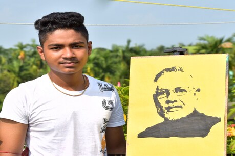মূৰেৰে চিত্ৰ অংকন কৰাত পাৰ্গত এজন যুৱক ! মোদী, কোহলিৰ পৰা বহুজনক অংকন কৰি কেইবাটাও Record গঢ়িলে সৌৰভে... মূৰেৰে চিত্ৰ অংকন কৰাত পাৰ্গত এজন যুৱক ! মোদী, কোহলিৰ পৰা বহুজনক অংকন কৰি কেইবাটাও Record গঢ়িলে সৌৰভে...