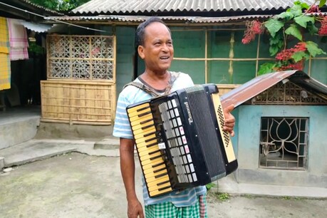 ভ্ৰাম্যমাণ জগতকো জুৰুলা কৰিছে Coronaই, সলনি হৈছে জীৱিকাও ! কৃষি কৰ্মত মনোনিৱেশ কৰিছে সংগীত পৰিচালকে... ভ্ৰাম্যমাণ জগতকো জুৰুলা কৰিছে Coronaই, সলনি হৈছে জীৱিকাও ! কৃষি কৰ্মত মনোনিৱেশ কৰিছে সংগীত পৰিচালকে...