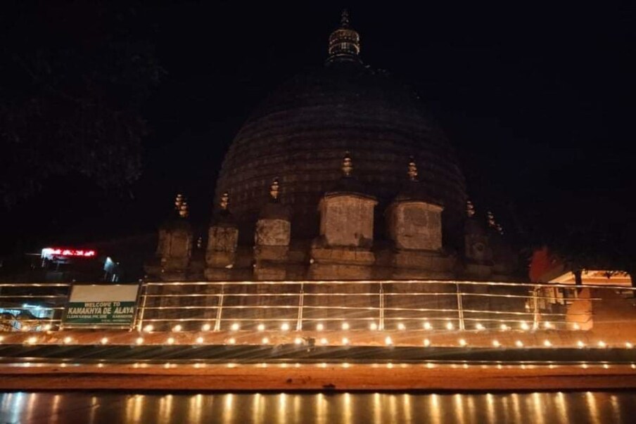  পৱিত্ৰ অম্বুবাচী উপলক্ষে আজি সন্ধিয়া আলোকেৰে সজাই তোলা হ'ল শক্তিপীঠ মা কামাখ্যা মন্দিৰ। নিবৃত্তিৰ দিনা পৰম্পৰাগতভাৱে ৰীতি-নীতিৰে অম্বুবাচীৰ নিয়ম সমাপন কৰাৰ পাছত এনেদৰে নিশা সজাই তোলা হৈছে নীলাচলৰ বুকু।