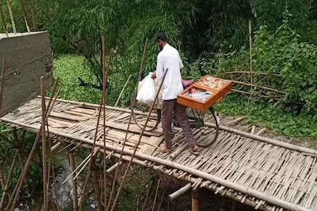 ৪ বছৰে সম্পূৰ্ণ নহ'ল এখন পকী দলং নিৰ্মাণৰ কাম, আজিও বাঁহৰ দলঙেৰে অহা-যোৱা কৰে ৰাইজে... ৪ বছৰে সম্পূৰ্ণ নহ'ল এখন পকী দলং নিৰ্মাণৰ কাম, আজিও বাঁহৰ দলঙেৰে অহা-যোৱা কৰে ৰাইজে...