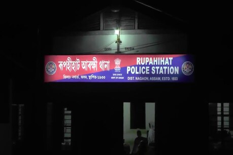 নগাঁৱৰ ৰূপহীহাটত উত্তেজিত লোকৰ থানাত আক্ৰমণ। আৰক্ষীৰ ৪খন বাহন ধ্বংস, আহত কেইবাজনো জোৱান। আৰক্ষীৰ প্ৰহাৰত যুৱকৰ মৃত্যুৰ অভিয়োগক লৈ উত্তেজনা। নগাঁৱৰ ৰূপহীহাটত উত্তেজিত লোকৰ থানাত আক্ৰমণ। আৰক্ষীৰ ৪খন বাহন ধ্বংস, আহত কেইবাজনো জোৱান। আৰক্ষীৰ প্ৰহাৰত যুৱকৰ মৃত্যুৰ অভিয়োগক লৈ উত্তেজনা।