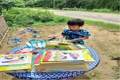 নিৰাশাৰ মাজতো পথৰ পুথিভঁৰালে আনিছে আশাৰ বতৰা ৷ সোণাৰিৰ কানু ভোগবাৰী গাঁৱৰ পথৰ পুথিভঁৰালে জিনিছে জগত। নিৰাশাৰ মাজতো পথৰ পুথিভঁৰালে আনিছে আশাৰ বতৰা ৷ সোণাৰিৰ কানু ভোগবাৰী গাঁৱৰ পথৰ পুথিভঁৰালে জিনিছে জগত।
