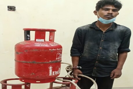 অৱশেষত ৰঙাঘৰৰ আলহী হ'ল চিলিণ্ডাৰ চুৰিৰে মহানগৰীৰ বেতকুছিত সন্ত্ৰাস চলোৱা চোৰ... অৱশেষত ৰঙাঘৰৰ আলহী হ'ল চিলিণ্ডাৰ চুৰিৰে মহানগৰীৰ বেতকুছিত সন্ত্ৰাস চলোৱা চোৰ...
