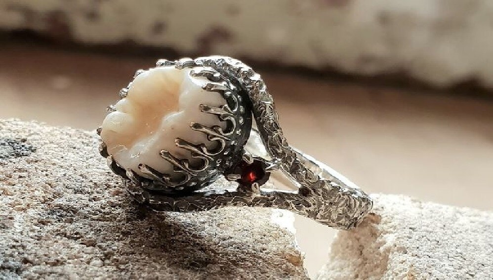  মহিলাৰ লগতে পুৰুষসকলেও গহনা ভাল পায়। আমাৰ মাজৰ কিছুমানে হীৰা পছন্দ কৰে। কিছুমান মানুহে সোণ ভাল পায় আৰু কিছুমান মানুহে নীলম পছন্দ কৰে। কিন্তু অষ্ট্ৰেলিয়াত, এগৰাকী মহিলাই মৃত লোকৰ দাঁতৰ পৰা গহনা তৈয়াৰ কৰি ইণ্টাৰনেটত জনপ্ৰিয় কৰি তুলিছে। মহিলাগৰাকীয়ে কৈছে যে এইটো তেওঁৰ  হবী।