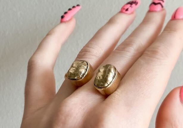  জেকীয়ে আগতে স্থানীয় সমাধিক্ষেত্ৰত মালি হিচাপে কাম কৰিছিল। তেওঁ স্বীকাৰ কৰিছিল যে তেওঁ অলপ অসুস্থ আছিল, কিয়নো সাধাৰণ মানুহে সাধাৰণতে মৃত লোকৰ অৱশেষৰ পৰা অলংকাৰ বনোৱাৰ কথা নাভাবে। কিন্তু তেওঁ জোৰ দিছিল যে তেওঁৰ গহনাবোৰে প্ৰিয়জনক দুখ দূৰ কৰাত সহায় কৰে।