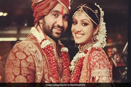 অৱশেষত স্ৱামী ৰাজ কুন্দ্ৰাৰ গ্ৰেপ্তাৰৰ পিছত শিল্পা চেট্টীয়ে নীৰৱতা ভংগ কৰি ক'লে, 'ভৱিষ্যতৰ প্ৰত্যাহ্বানৰ সন্মুখীন হম'... অৱশেষত স্ৱামী ৰাজ কুন্দ্ৰাৰ গ্ৰেপ্তাৰৰ পিছত শিল্পা চেট্টীয়ে নীৰৱতা ভংগ কৰি ক'লে, 'ভৱিষ্যতৰ প্ৰত্যাহ্বানৰ সন্মুখীন হম'...