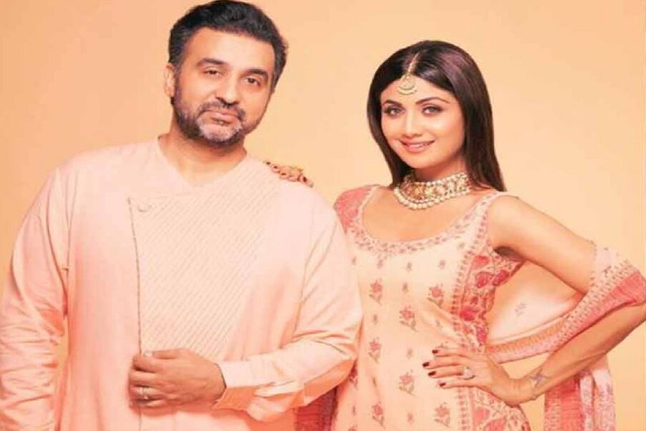  ৰাজ কুন্দ্ৰা (Raj Kundra)ৰ গ্ৰেপ্তাৰ এতিয়া বলিউডৰ অন্যতম চৰ্চাৰ বিষয়। পৰ্ণ ফিল্ম বনোৱাৰ অভিযোগত শিল্পা ছেট্টী (Shilpaa Shetty)ৰ স্বামী ৰাজ কুন্দ্ৰাক ইতিমধ্যে মুম্বাই পুলিচে গ্ৰেপ্তাৰ কৰিছে। পুলিচৰ ওচৰত ইয়াৰ বিৰুদ্ধে উপযুক্ত তথ্য প্ৰমাণ মজুত আছে। এই বিষয়ত শিল্পা ছেট্টী জড়িত আছেনে নাই তাৰ তথ্য এতিয়ালৈকে আৰক্ষীয়ে প্ৰমাণ কৰিব পৰা নাই। ৪ হাজাৰ কোটি টকা সম্পত্তিৰ মালিক ৰাজ কুন্দ্ৰাৰ লগত শিল্পাৰ প্ৰেম বিবাহ হৈছিল চিনেমাৰ সূত্ৰেই।