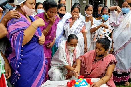 মুকলি আকাশৰ তললৈ আহিল অখিল গগৈ, পুত্ৰৰ মুক্তিৰ আনন্দত কেক কাটি আনন্দ প্ৰকাশ কৰিলে মাতৃয়ে মুকলি আকাশৰ তললৈ আহিল অখিল গগৈ, পুত্ৰৰ মুক্তিৰ আনন্দত কেক কাটি আনন্দ প্ৰকাশ কৰিলে মাতৃয়ে