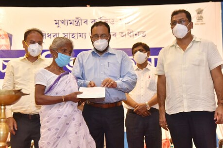 কোৰোণাই স্বামীহাৰা কৰা নগাঁৱৰ ৩১গৰাকী মহিলালৈ সহায়ৰ হাত ৰাজ্য চৰকাৰৰ, প্ৰদান কৰিলে ২.৫ লাখকৈ টকা কোৰোণাই স্বামীহাৰা কৰা নগাঁৱৰ ৩১গৰাকী মহিলালৈ সহায়ৰ হাত ৰাজ্য চৰকাৰৰ, প্ৰদান কৰিলে ২.৫ লাখকৈ টকা