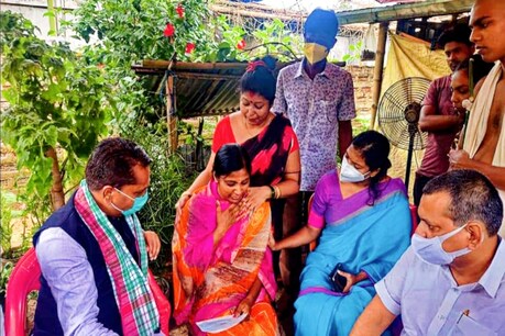 লাইলাপুৰ কাণ্ড : অসম আৰক্ষীৰ বীৰ শ্বহীদৰ পৰিয়ালক চৰকাৰে দিলে ৫০ লাখ টকাৰ চেক লাইলাপুৰ কাণ্ড : অসম আৰক্ষীৰ বীৰ শ্বহীদৰ পৰিয়ালক চৰকাৰে দিলে ৫০ লাখ টকাৰ চেক