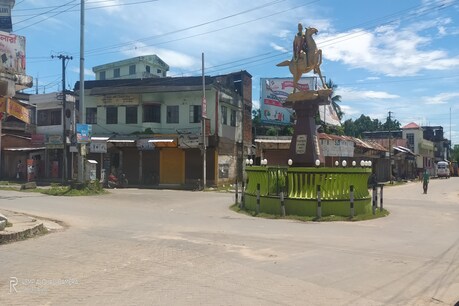 Barak Bandh : লায়লাপুৰ কাণ্ডৰ প্ৰতিবাদত ১২ ঘণ্টীয়া বন্ধত স্তব্ধ বৰাক । জনশূন্য বৰাকৰ তিনি জিলা কাছাৰ কৰিমগঞ্জ আৰু হাইলাকান্দি । Barak Bandh : লায়লাপুৰ কাণ্ডৰ প্ৰতিবাদত ১২ ঘণ্টীয়া বন্ধত স্তব্ধ বৰাক । জনশূন্য বৰাকৰ তিনি জিলা কাছাৰ কৰিমগঞ্জ আৰু হাইলাকান্দি ।