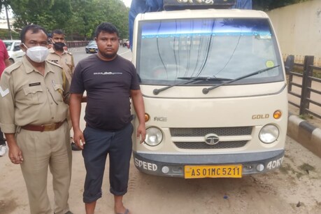 Drugs : মহানগৰীত নিচাযুক্ত দ্ৰব্যৰ বিৰুদ্ধে আৰক্ষীৰ অভিযান, মালবাহী বাহনত বৃহৎ পৰিমাণৰ গাঞ্জা জব্দ। Drugs : মহানগৰীত নিচাযুক্ত দ্ৰব্যৰ বিৰুদ্ধে আৰক্ষীৰ অভিযান, মালবাহী বাহনত বৃহৎ পৰিমাণৰ গাঞ্জা জব্দ।