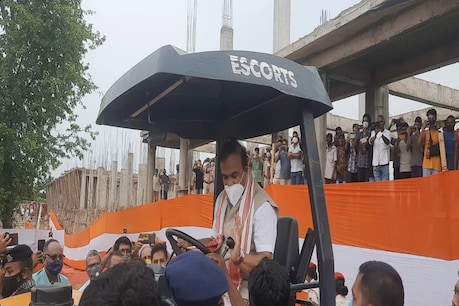 CM Himanta Drives Road Roller : নগাঁৱত প্ৰকাণ্ড ৰোলাৰ চলালে মুখ্যমন্ত্ৰীয়ে, কাক দিলে হুংকাৰ? চাওক ভিডিঅ'। CM Himanta Drives Road Roller : নগাঁৱত প্ৰকাণ্ড ৰোলাৰ চলালে মুখ্যমন্ত্ৰীয়ে, কাক দিলে হুংকাৰ? চাওক ভিডিঅ'।