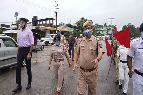 Covid-19: গহপুৰত ফ্লেগমাৰ্চ, ক'ভিড প্ৰতিৰোধৰ বাবে কঠোৰ আৰক্ষী-প্ৰশাসন Covid-19: গহপুৰত ফ্লেগমাৰ্চ, ক'ভিড প্ৰতিৰোধৰ বাবে কঠোৰ আৰক্ষী-প্ৰশাসন
