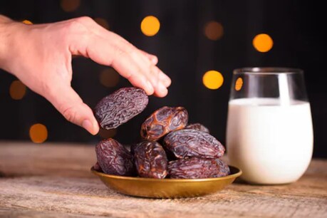 Dates With Milk Benefits: গাখীৰত তিয়াই থোৱা খেজুৰবোৰৰ দুগুণ লাভালাভ ! ৰক্তহীনতাৰ পৰা প্ৰজনন ক্ষমতালৈ সকলোতে উপকাৰী... Dates With Milk Benefits: গাখীৰত তিয়াই থোৱা খেজুৰবোৰৰ দুগুণ লাভালাভ ! ৰক্তহীনতাৰ পৰা প্ৰজনন ক্ষমতালৈ সকলোতে উপকাৰী...