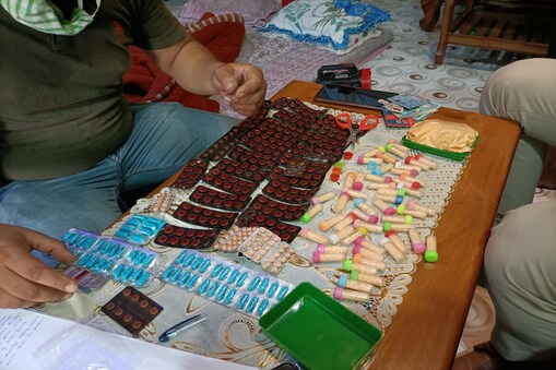 Drugs: লতাশিল থানাৰ SI বিশ্বজিৎ ৰাভাৰ নেতৃত্বত চলা এই অভিযানত জব্দ হৈছে ১৬ গ্ৰাম হেৰ'ইনৰ লগতে ১ লাখ ৪০ হাজাৰ টকা নগদ ধন আৰু কিছু নিচাজাতীয় টেবলেট। 