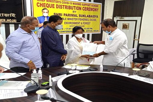 ৩১ গৰাকী মহিলা হিতাধিকাৰীৰ মাজত বিতৰণ কৰা হয় দুই লাখ ৫০ হাজাৰ টকাৰ অনুদানৰ চেক।