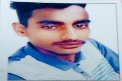 যুৱকজনে ঘৰৰ পৰা ওলাই যোৱাৰ সময়ত ক'লা চাৰ্ট আৰু ক'লা পেণ্ট পৰিধান কৰি আছিল।