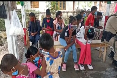 Human Trafficking : তামুলপুৰৰ ভাৰত ভূটান সীমান্তত পুনৰ মানৱ সৰবৰাহৰ ঘটনা। গুজৰাটলৈ নি থকা অৱস্থাত ২২ গৰাকী কিশোৰ–কিশোৰীক উদ্ধাৰ আৰক্ষীৰ৷ Human Trafficking : তামুলপুৰৰ ভাৰত ভূটান সীমান্তত পুনৰ মানৱ সৰবৰাহৰ ঘটনা। গুজৰাটলৈ নি থকা অৱস্থাত ২২ গৰাকী কিশোৰ–কিশোৰীক উদ্ধাৰ আৰক্ষীৰ৷