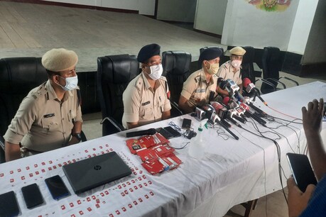 Bank Frauds Arrested : নগাঁও আৰক্ষীৰ জালত কুখ্যাত চাইবাৰ প্ৰৱঞ্চক চক্ৰ, জব্দ ২২০ ছিম কাৰ্ড, সাধাৰণ লোকৰ বেংক একাউণ্টৰ পৰা প্ৰৱঞ্চনাৰে সৰকাইছিল ধন। Bank Frauds Arrested : নগাঁও আৰক্ষীৰ জালত কুখ্যাত চাইবাৰ প্ৰৱঞ্চক চক্ৰ, জব্দ ২২০ ছিম কাৰ্ড, সাধাৰণ লোকৰ বেংক একাউণ্টৰ পৰা প্ৰৱঞ্চনাৰে সৰকাইছিল ধন।