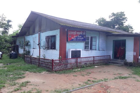 Assam Police: আৰক্ষীৰ আধুনিকীকৰণ প্ৰসংগ আৰু সীমান্তবাসীৰ সুৰক্ষাত থকা এটা আৰক্ষী চকীৰ দুৰৱস্থা Assam Police: আৰক্ষীৰ আধুনিকীকৰণ প্ৰসংগ আৰু সীমান্তবাসীৰ সুৰক্ষাত থকা এটা আৰক্ষী চকীৰ দুৰৱস্থা