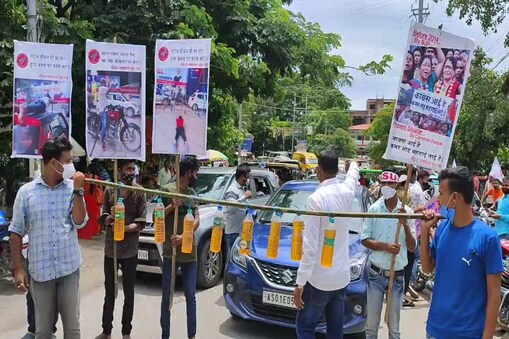 BJPৰ ৰাজ্যিক সভাপতিৰ গৃহ সমষ্টিত AASUৰ উত্তাল প্ৰতিবাদ । ৰঙিয়াৰ ৰাজপথত দুচকীয়া-চাৰিচকীয়া বাহন ঠেলি তীব্ৰ প্ৰতিবাদ সাব্যস্ত কৰিলে অৰ্ধ শতাধিক আছু কৰ্মীয়ে ।