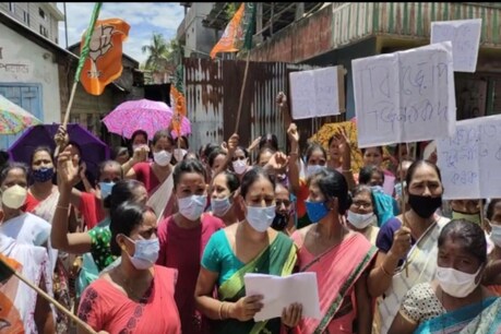 মুখ্যমন্ত্ৰীৰ সমষ্টিত হাতে হাতে BJPৰ পতাকা লৈ বিজেপিৰ মহিলা কৰ্মীৰ তীব্ৰ প্ৰতিবাদ... মুখ্যমন্ত্ৰীৰ সমষ্টিত হাতে হাতে BJPৰ পতাকা লৈ বিজেপিৰ মহিলা কৰ্মীৰ তীব্ৰ প্ৰতিবাদ...
