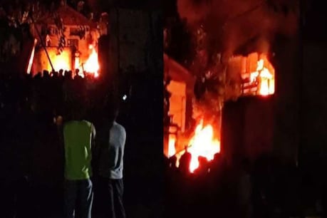 Mob Sets on Fire Moreh: মণিপুৰৰ সীমান্ত চহৰ মোৰেহত কমাণ্ডো কমপ্লেক্স জ্বলাই দিলে খঙাল জনতাই Mob Sets on Fire Moreh: মণিপুৰৰ সীমান্ত চহৰ মোৰেহত কমাণ্ডো কমপ্লেক্স জ্বলাই দিলে খঙাল জনতাই