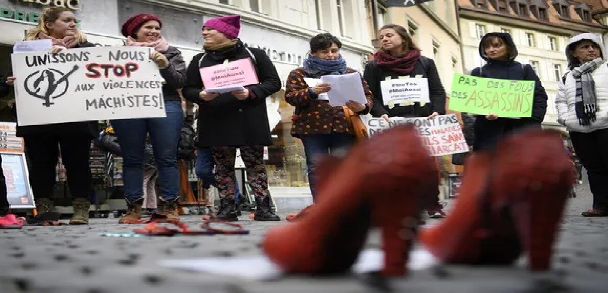  ডেইলি মেলৰ খবৰ মতে, এই গোচৰটো ২০২০ চনৰ ২০ জুনৰ। বেছলৰ বাসিন্দা ৩৩ বছৰ বয়সীয়া এগৰাকী মহিলাই গোচৰ তৰিছিল, তেওঁক ঘৰৰ বাহিৰত দুজন পৰ্তুগীজে প্ৰথমে আক্ৰমণ কৰে আৰু তাৰ পাছত বন্ধক সজাই ধৰ্ষণ কৰে। অভিযুক্ত দুটাৰ এটাৰ বয়স ৩২ বছৰ আৰু আনটোৰ ১৭ বছৰ বুলি জনাইছে। গোচৰটোৰ ৰায়ত মহিলা ন্যাযাধীশে কয় যে, কেৱল ১১ মিনিট সময়হে ৰেপ হৈছিল, গতিকে ইয়াৰ শাস্তি কম হ'ব লাগে। (ফটো- AP)