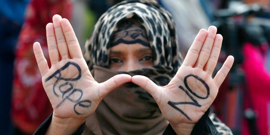  <br /> বিচাৰকগৰাকীৰ বিৰুদ্ধে ৰাজপথত ধৰ্ণা দিয়া অধিকাংশই মহিলা। তেওঁলোকে এই সময়ত ১১ মিনিট সময় মৌন হৈও প্ৰতিবাদ সাব্যস্ত কৰে। মহিলাসকলে '১১মিনিট বহুত সময় হয়' এই শ্লোগান বেনাৰত লিখি বিক্ষোভ প্ৰদৰ্শন কৰে। (ফটো- AP)