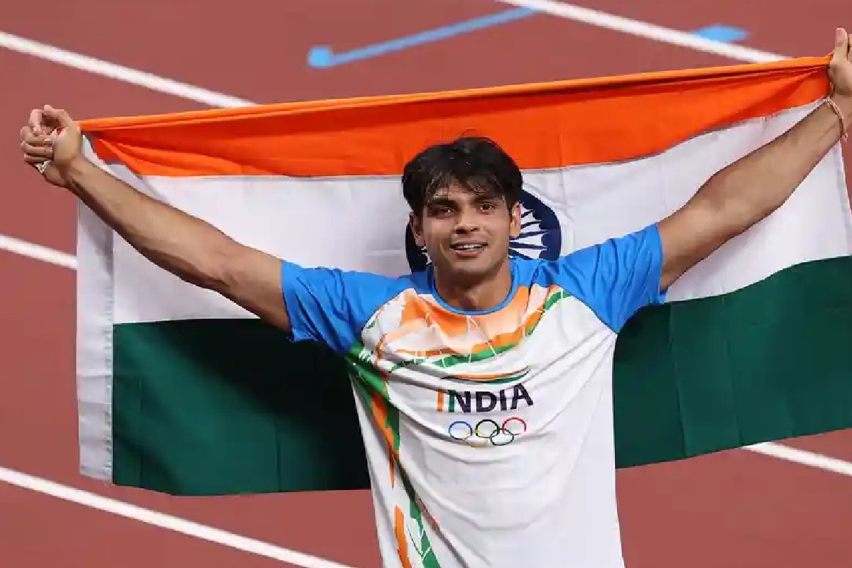  সোণৰ পদক জয়ৰ পাছৰ পৰা নীৰজৰ ওপৰত 'পুৰস্কাৰৰ বৰষুণ' হোৱাৰ দৰে হৈছে। আৰ্থিক পুৰস্কাৰৰ উপৰি গাড়ী আৰু এক বছৰৰ বাবে বিনামূলীয়াকৈ ফ্লাইটৰ যাত্ৰাৰ সূযোগ পাইছে তেওঁ। কিন্তু আৰ্থিক পুৰস্কাৰৰ বহুখিনি নীৰজে ওভতাই দিব লাগিব কৰ (Tax) হিচাপে।