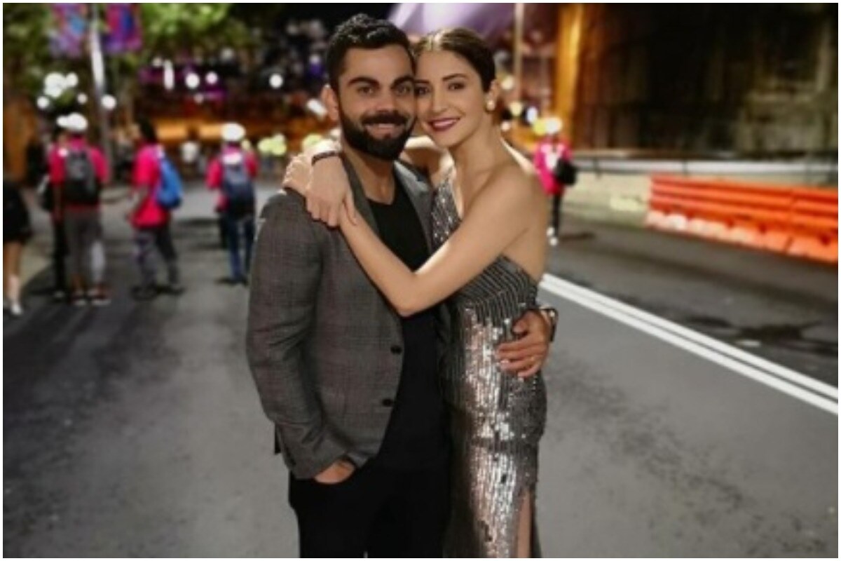  ইংলেণ্ডৰ বিৰুদ্ধে পাঁচখন টেষ্ট মেচৰ ছিৰিজ আৰম্ভ হোৱাৰ পূৰ্বে কোহলীয়ে পুনৰ এবাৰ অনুষ্কা শৰ্মাক ভূয়সী প্ৰশংসা কৰে। দীনেশ কাৰ্তিকৰ সৈতে স্কাই স্প’ৰ্টছৰ সৈতে কথা–বাৰ্তাত বিৰাট কোহলীয়ে কয় যে তেওঁ বহুত ভাগ্যৱান যে অনুষ্কাৰ দৰে জীৱনসংগী পাইছে। (Virat Kohli/Instagram)