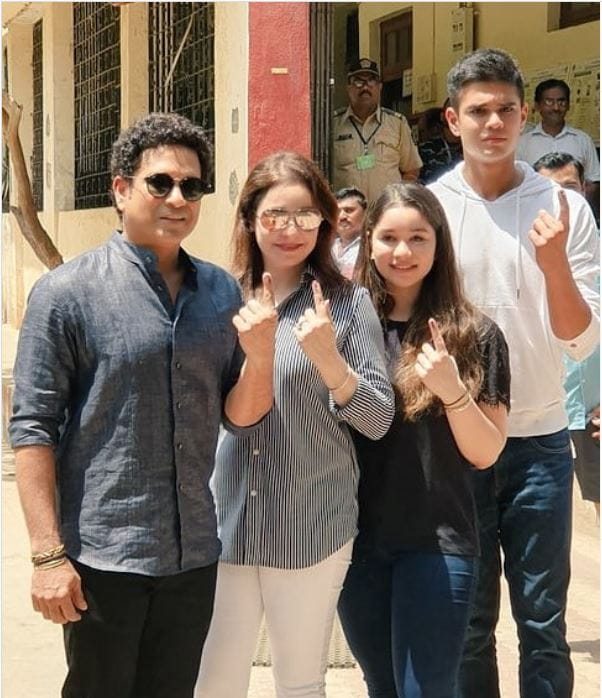  এগৰাকী শিশুৰোগ বিশেষজ্ঞ আৰু সমাজসেৱিকা অঞ্জলি তেণ্ডুলকাৰ (Anjali Tendulkar) হৈছে ক্ৰিকেটৰ ভগৱান (God of Cricket), জীৱন্ত কিংবদন্তী শচীন তেণ্ডুলকাৰ (Sachin Tendulkar)ৰ পত্নী। (Instagram Photo)