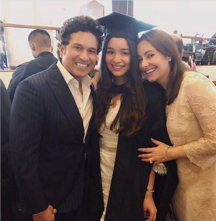  এইয়া আছিল প্ৰথম দেখাৰ প্ৰেম! শচীন-অঞ্জলিৰ প্ৰথম দেখা হৈছিল ১৯৯০ চনত মুম্বাই আন্তৰাষ্ট্ৰীয় বিমান বন্দৰত। শচীনে নিজৰ প্ৰথমটো আন্তৰাষ্ট্ৰীয় ক্ৰিকেট ভ্ৰমণ সামৰি দেশলৈ উভতি আহিছিল সেই দিনা, অঞ্জলি আহিছিল নিজৰ মাকক বিমান বন্দৰৰ পৰা নিবলৈ। (Instagram Photo)