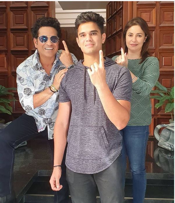  শচীনে যেতিয়া অঞ্জলিক লগ পাইছিল তেতিয়া অঞ্জলিৰ ক্ৰিকেটৰ প্ৰতি কোনো ধৰণৰ আকৰ্ষণেই নাছিল। তেতিয়া তেওঁ ডাক্টৰি আৰম্ভ কৰিছে। এটা সাক্ষাৎকাৰত অঞ্জলিয়ে কৈছে যে শচীনৰ সৈতে প্ৰেমৰ পিছতহে ক্ৰিকেটৰ বিষয়ে জানিছিল ।Instagram Photo)